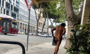 Un uomo nudo gira per l'Eur, l'allarme dei residenti