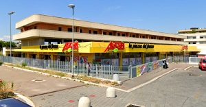 Incendio al supermercato: in fiamme una canna fumaria, due feriti