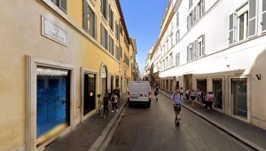 Via Condotti tutta pedonale: la proposta per salvare la via dello shopping di lusso