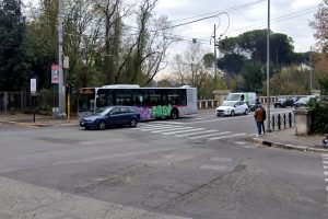 Lite sul bus di linea: aggrediti autista e un passeggero