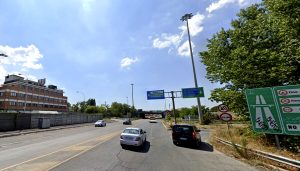 Incidente a Roma: carambola tra tre auto e uno scooter, morto un uomo