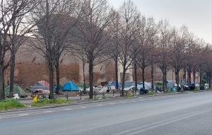 Viale Pretoriano, arriva la cancellata anti-tendopoli
