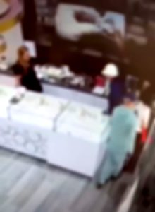 VIDEO | Spari al centro commerciale, le immagini dei rapinatori camuffati da cliente e operaio