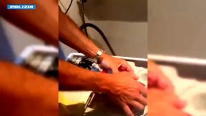 VIDEO | La droga per lo spaccio nascosta nel motore della lavatrice