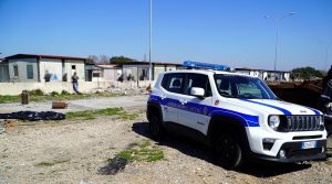 Turista si perde in aeroporto durante il bug informatico, ritrovato 4 giorni dopo davanti al campo rom