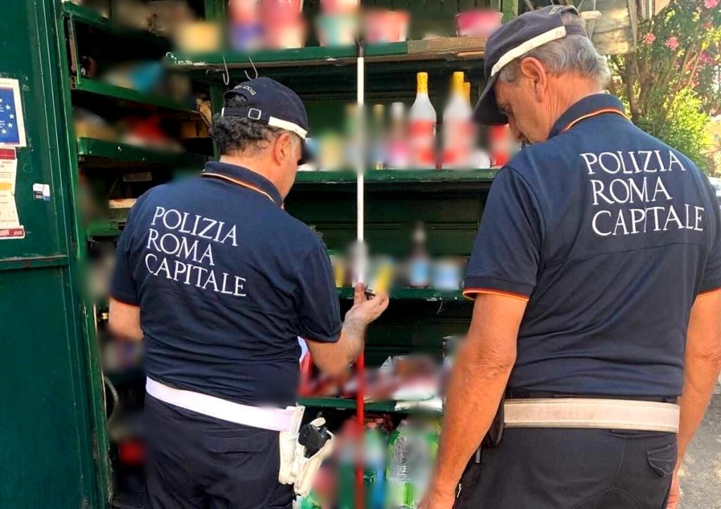 Il chiosco della merce avariata. In vendita cibi scaduti da anni e mal conservati