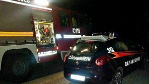 Incendio in una palazzina: fumo invade l'ascensore. Evacuati i residenti