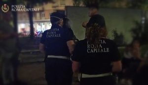 Trastevere, 14enne rapina un turista e sferra un calcio a una vigilessa
