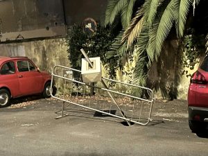 Voragine a Balduina, collassa la strada e viene transennata