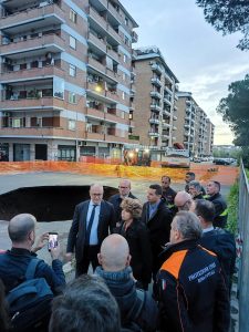 La voragine del Quadraro spaventa i residenti, appello a Segnalini: "Quanto dureranno i lavori?"