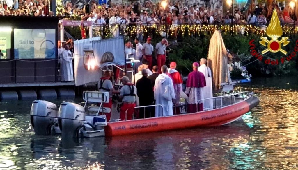 La Madonna Fiumarola portata in processione sul Tevere dai vigili del fuoco