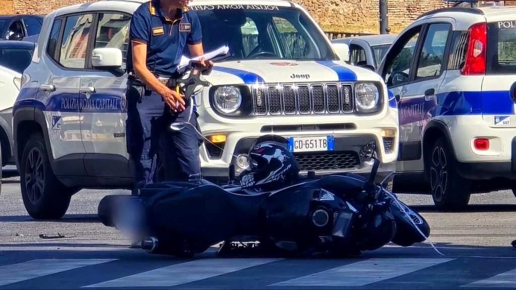 Fugge dopo un incidente con un motorino, si consegna il pirata della strada