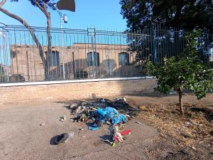 Urina e rifiuti davanti al museo delle Terme di Diocleziano: “Pessimo biglietto da visita per il Giubileo”