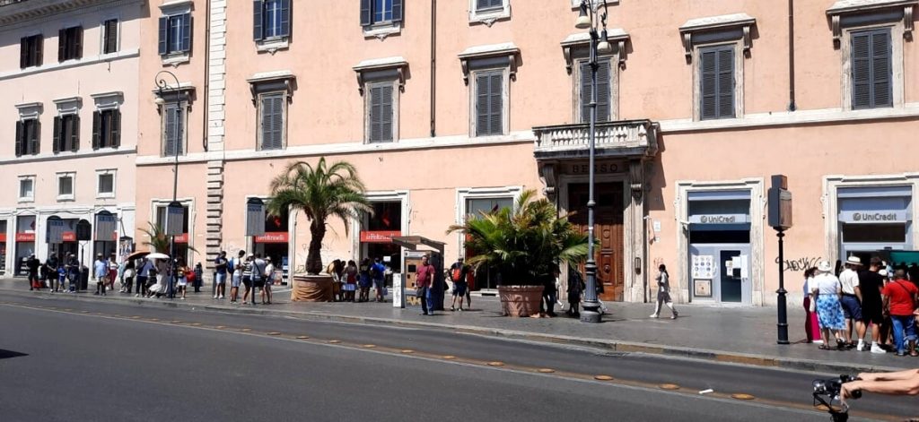 Gli alberi alle fermate dei bus non fanno ombra: “Erano meglio le pensiline”