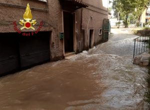 Si rompe una conduttura: strade come fiumi e residenti evacuati. Città a secco