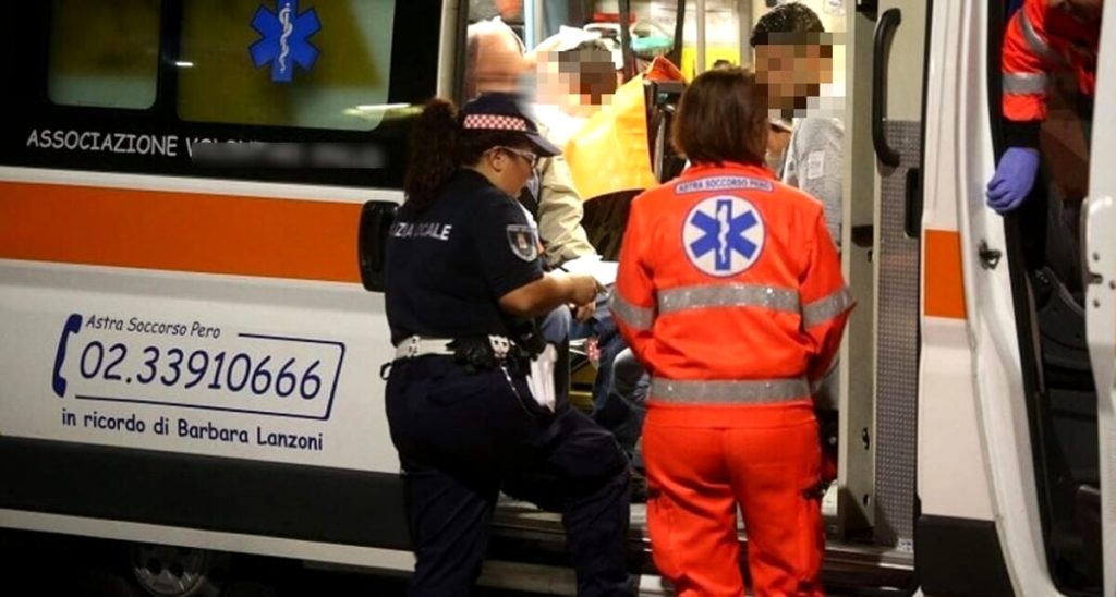 Follia nel pub: massacrato di botte da due vicini di tavolo, l'orecchio staccato a morsi