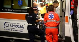 Follia nel pub: massacrato di botte da due vicini di tavolo, l'orecchio staccato a morsi