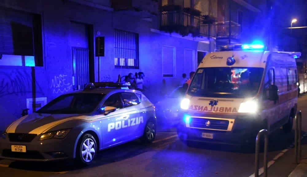 Litiga con il nipote, i genitori lo difendono e vengono accoltellati. La madre ferita all'addome