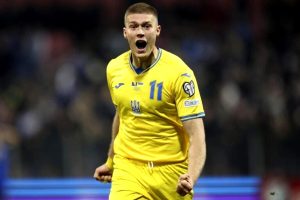 Calciomercato: Dovbyk sbarca a Roma. centinaia di romanisti ad accoglierlo