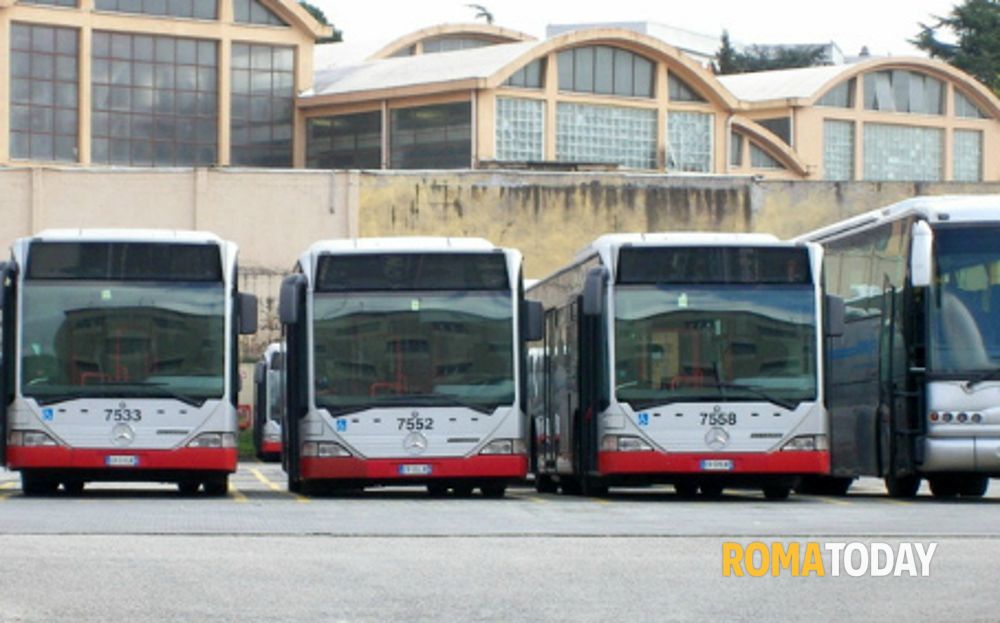 Incendio in una rimessa Atac. Dato alle fiamme un bus dismesso