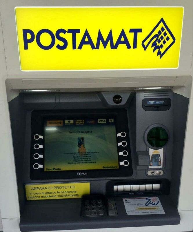 Preleva allo sportello Atm, un uomo lo prende alle spalle e lo rapina