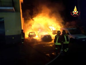 Incendio distrugge tre auto, si indaga sulle cause