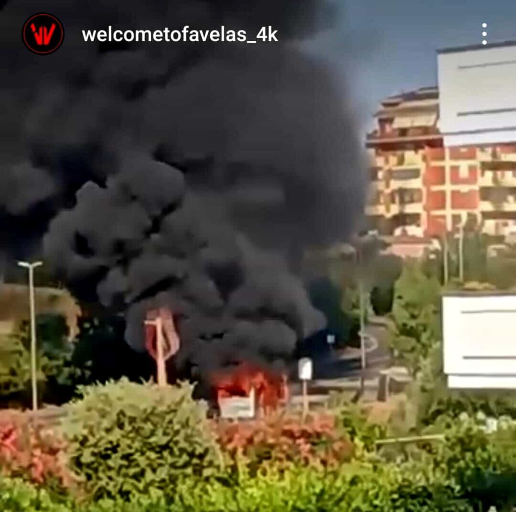 Autobus della Roma Tpl distrutto dalle fiamme: l'incendio al capolinea