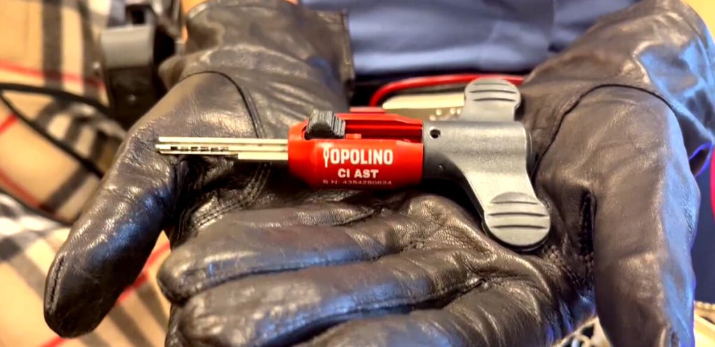 La banda della "Chiave a Topolino" che usa il filo di colla per svaligiare le case dei romani in vacanza