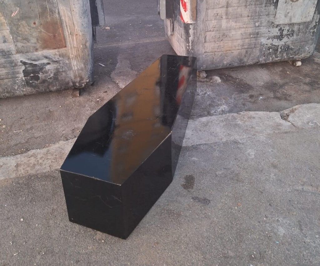 Tor Bella Monaca, bara davanti casa di Tiziana Ronzio: "La città è al suo fianco"