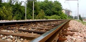 Operai trovano cadavere vicino alla massicciata della ferrovia