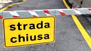 Centocelle, cede la strada a piazzale delle Gardenie: carreggiata chiusa. Deviate le linee bus