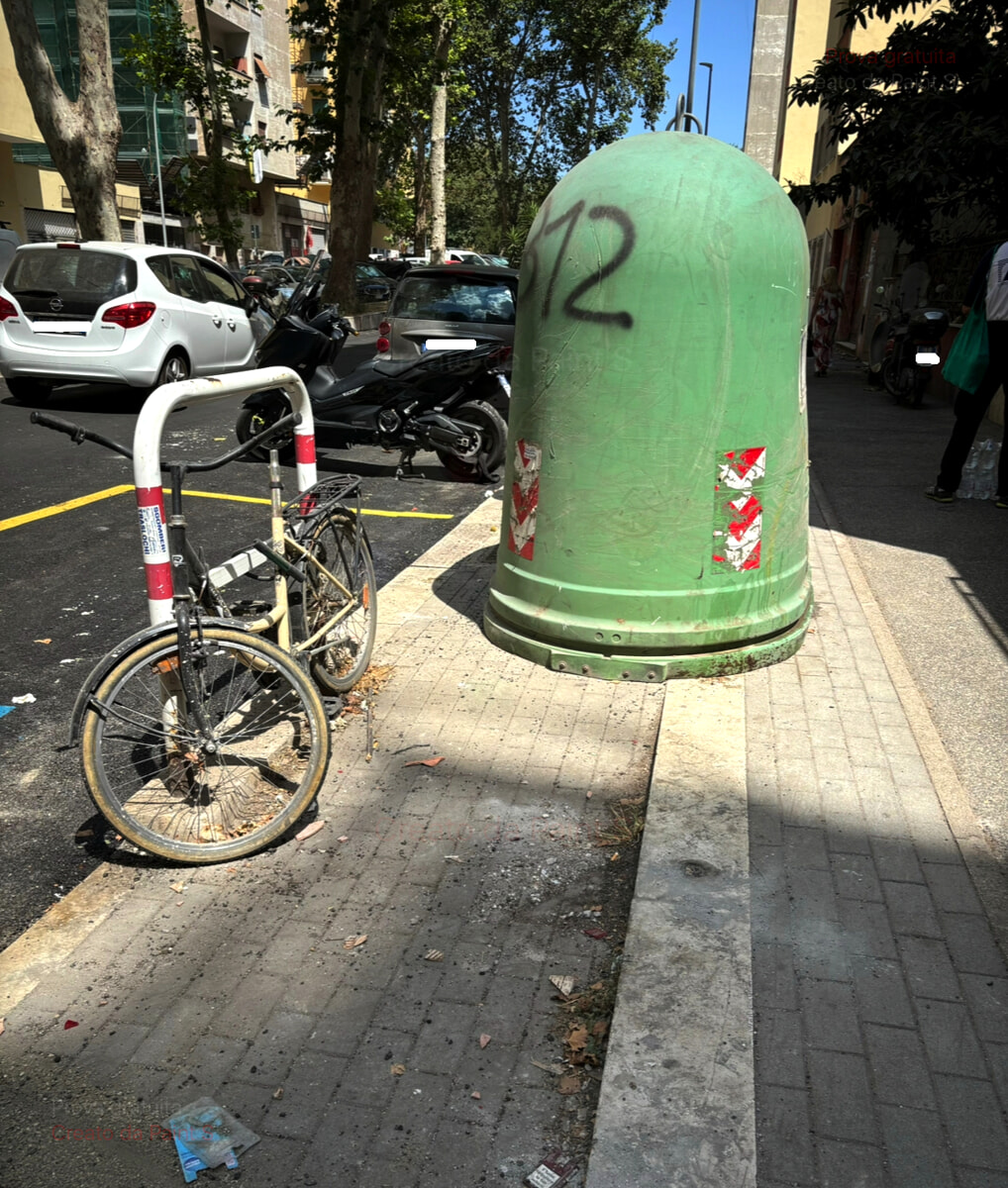 La campana per il vetro spostata e abbandonata sulla rampa per disabili