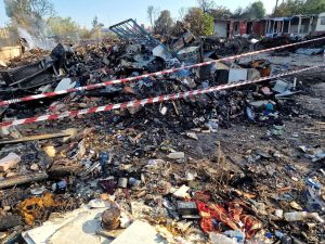 Incendio nella baraccopoli: transennata l'area del campo nomadi abusivo