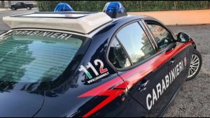 Picchia il padre ed estorce soldi alla mamma con minacce e maltrattamenti