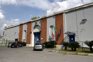 Rebibbia, detenuto dà fuoco alla cella, la denuncia del sindacato: "Due agenti intossicati"
