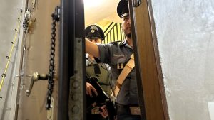 Scappa dal figlio che distrugge la casa, l'aveva già picchiata e minacciata di morte