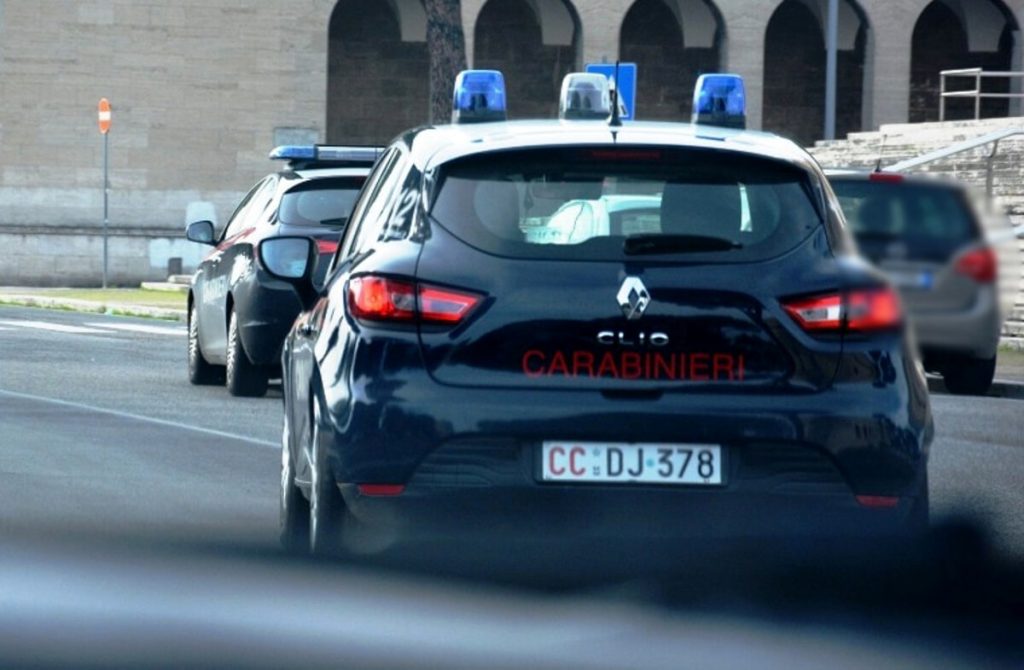 Senza patente scappa, viene inseguito per 8 chilometri e finisce contro l'auto dei carabinieri