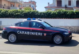 Rientra in casa e trova i ladri, passanti li rincorrono e fermano una donna con i gioielli appena rubati