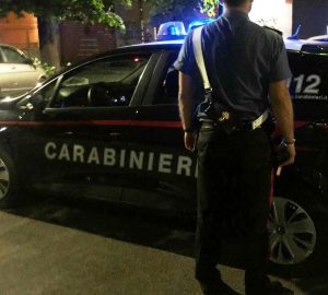 Litiga con i gestori del locale a causa del cane, poi li minaccia con un coltello