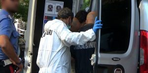 Donna trovata morta in casa, il marito portato in caserma. Ipotesi femminicidio