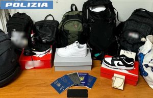 Collana in oro e sneakers, spesa al centro commerciale con le carte di credito rubate