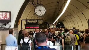 VIDEO| Ferrovia Roma Nord, caos alla stazione Flaminio dopo le corse saltate: spinte, malori e cori da stadio