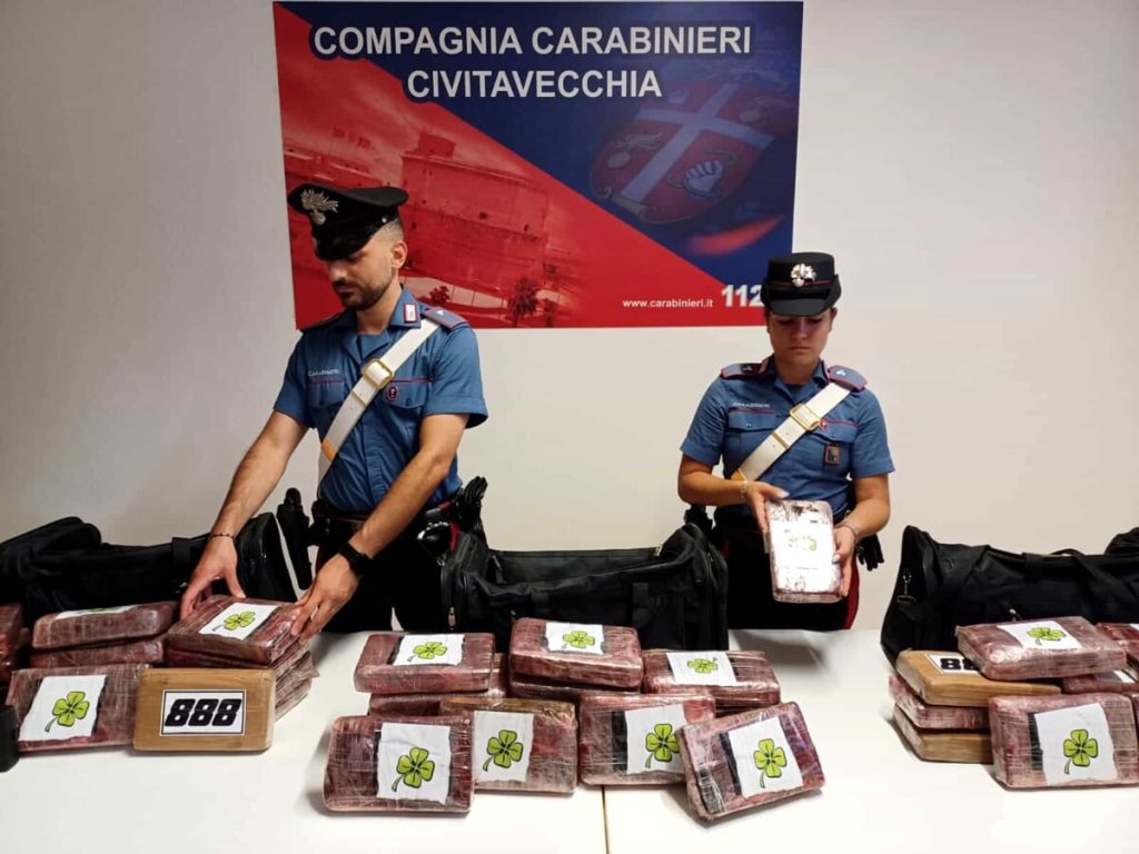 La "neve" al porto, il trucco della doppia auto a noleggio per portare 50 chili di cocaina a Roma