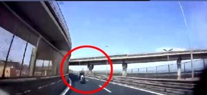 In contromano con lo scooter sulla Tangenziale