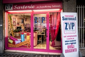 Il franchising solidale della sartoria rosa che ha invaso Roma