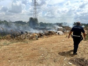 Terreno trasformato in discarica abusiva, la scoperta dopo un incendio