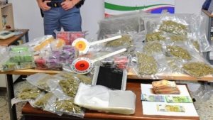 Affitta un garage e lo trasforma in una base per lo spaccio, 40 chili di droga sequestrati