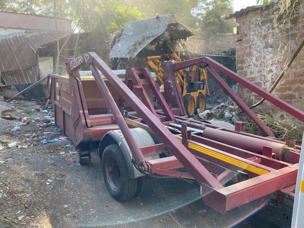 Ex borghetto degli artigiani, rimossi rifiuti e verde infestante: "Ora le demolizioni"