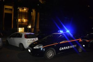 Rompe i finestrini delle auto in sosta per rubare all'interno