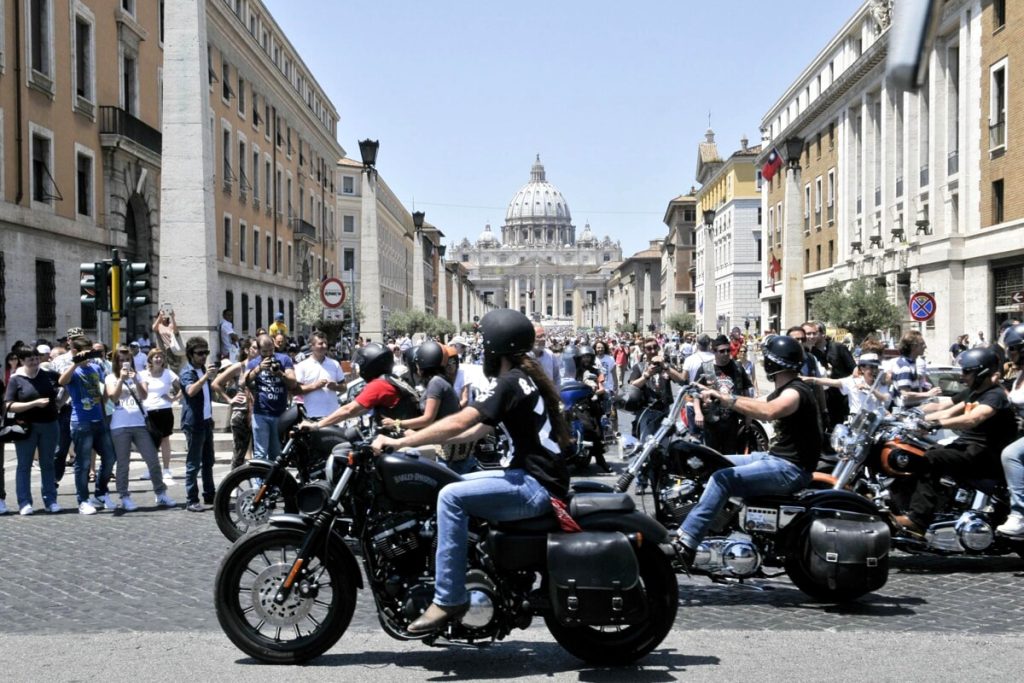 Non chiamateli solo harleysti. Viaggi, beneficenza e passione della tribù romana delle grandi moto